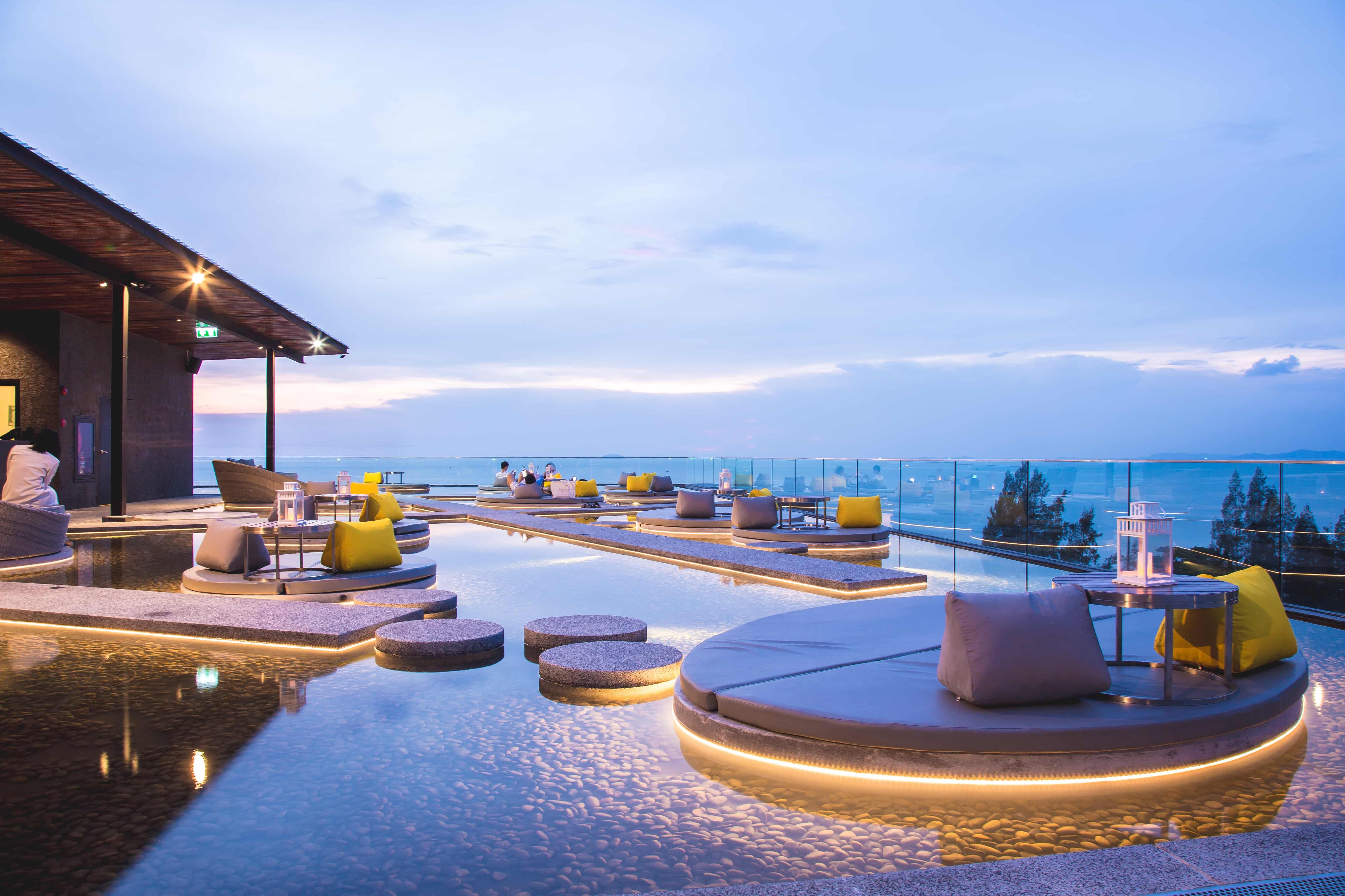 Ana Anan Resort & Villas Pattaya Na Chom Thian Extérieur photo The rooftop bar at the U Sathorn