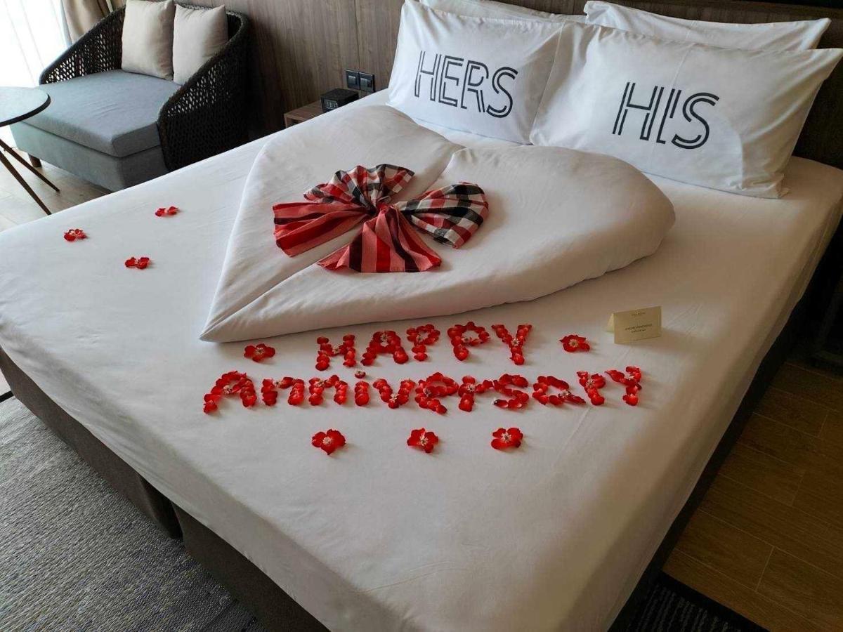 Ana Anan Resort & Villas Pattaya Na Chom Thian Extérieur photo A bed decorated for a wedding anniversary