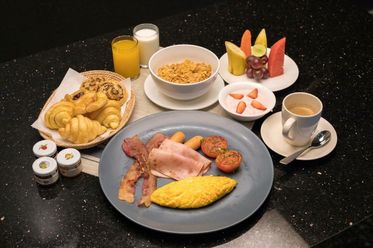 Ana Anan Resort & Villas Pattaya Na Chom Thian Extérieur photo A typical American breakfast