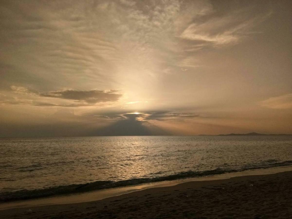Ana Anan Resort & Villas Pattaya Na Chom Thian Extérieur photo Sunset at the beach